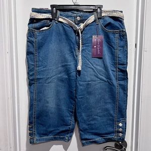 Gloria Vanderbilt All Around Slimming Effect Shorts. Size 16P.